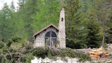 La Baita Armentarga sta riaprendo dopo mesi di letargo sotto la neve e risveglio con i dintorni feriti dalle slavine - FOTOGALLERY